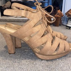 ⭐️ Adorable heels